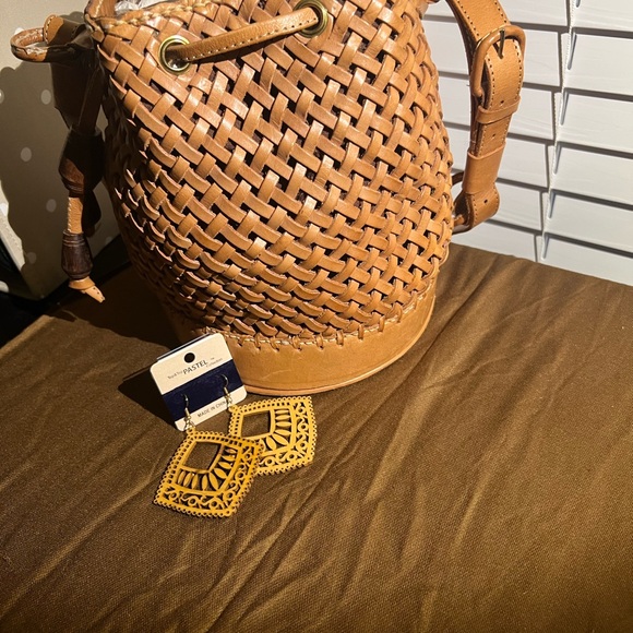 Inge Sport Tan Leather Weaved Bucket Bag, good condition w matching earrings - Picture 6 of 9